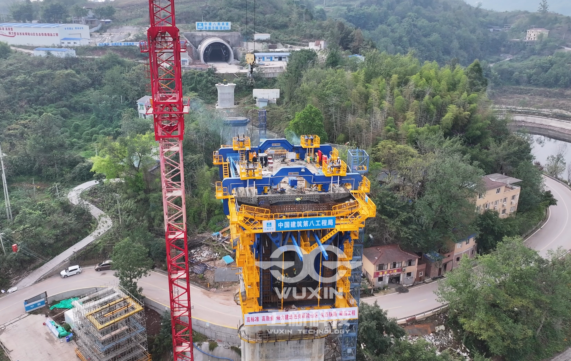 中建八局-渝万铁路智能悬臂造桥机3.jpg