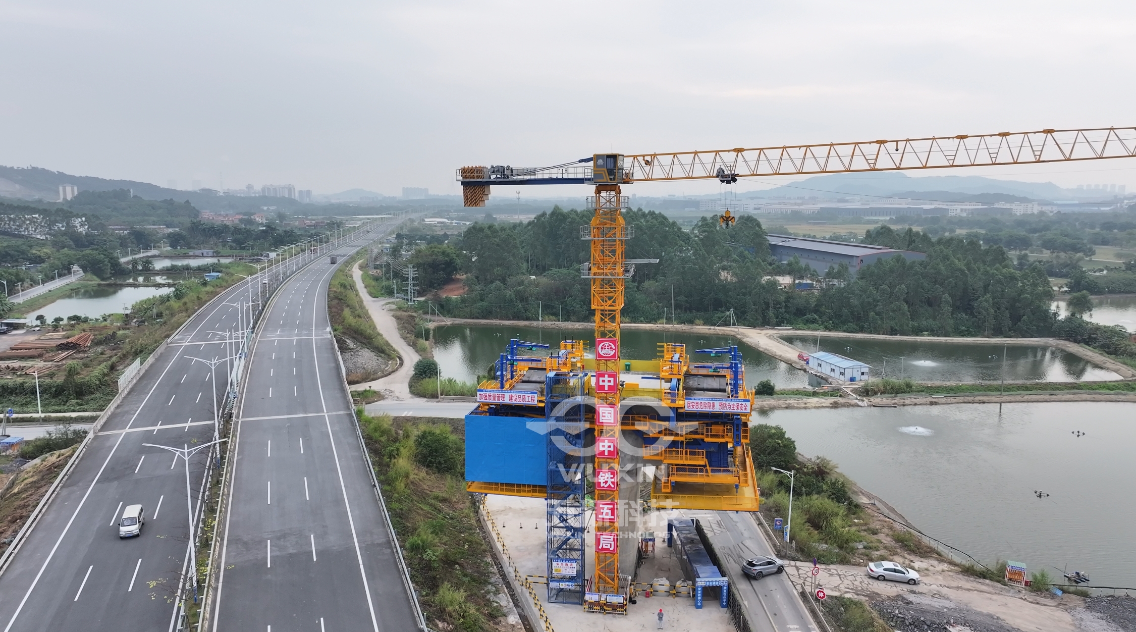 中铁五局-珠肇高铁跨广明高速公路特大桥-智能悬臂造桥机2.jpg