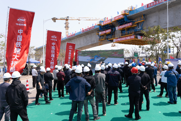 五新服务全程护航：深江铁路智能悬臂造桥机培训会成功举办